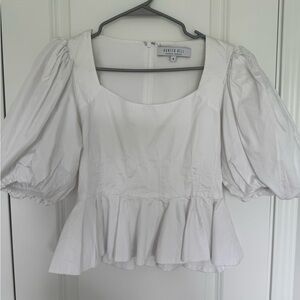 White Puff Sleeve Peplum Top nu HUNTER BELL!